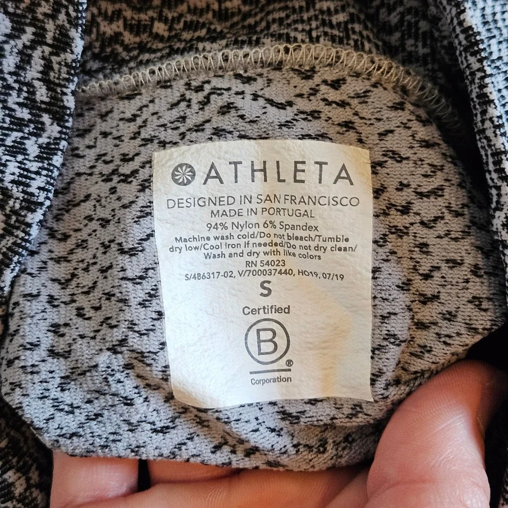 Athleta Womens S Momentum‎ Mock Neck Pullover Black White Chevron Thumbholes